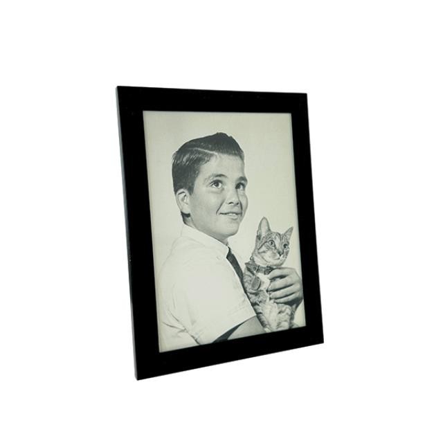 (52200455)PICTURE FRAME-Black Solid Frame w|Boy & Cat Portrait